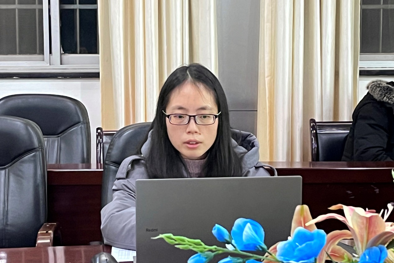 圖片包含 窗戶, 女人, 桌子, 筆記本描述已自動生成
