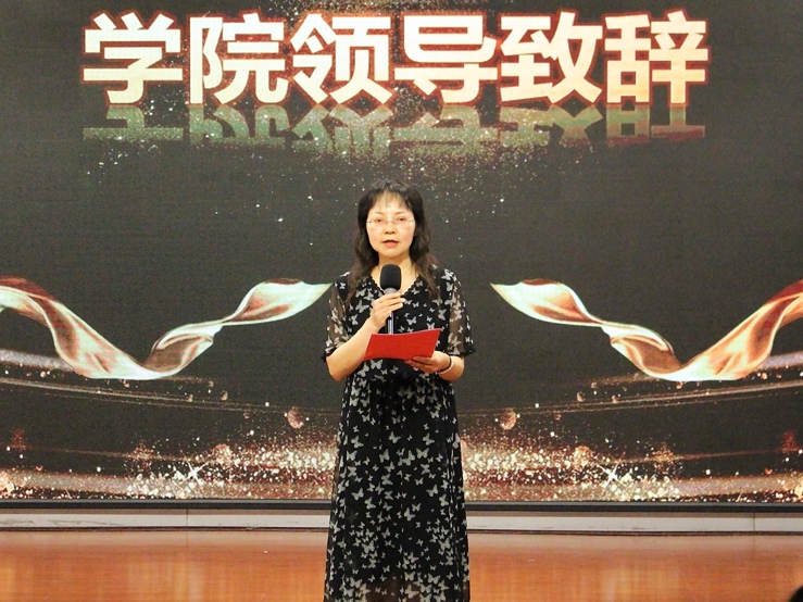說明: 圖片包含 文字, 書, 前, 女人描述已自動生成