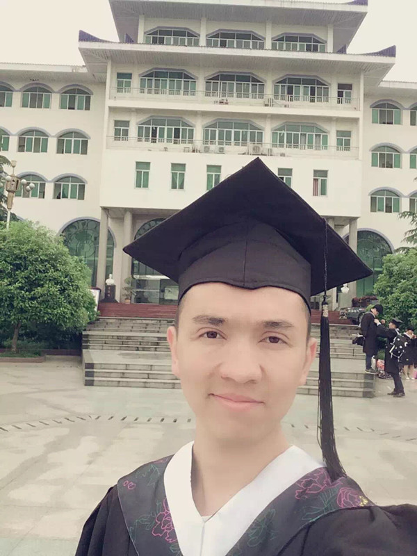 1466760780882710.jpg 畢業(yè)照_副本.jpg