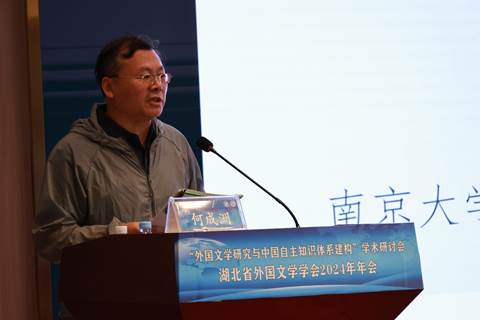 說(shuō)明: 男人拿著筆記本電腦的桌子前 描述已自動(dòng)生成
